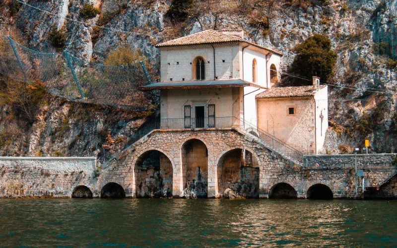 Chiesa sul lago di Scanno (AQ) Italia